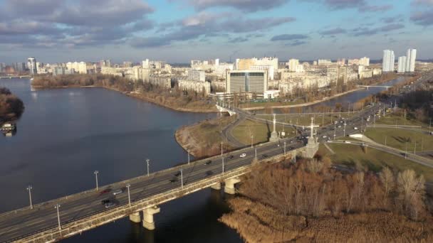 Hermosa vista aérea del tráfico de la ciudad en el puente . — Vídeos de Stock