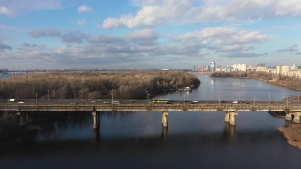 Vista aérea bonita do tráfego da cidade na ponte no dia ensolarado no inverno . — Vídeo de Stock