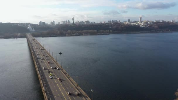 Köprüde Ağır Şehir Trafiği — Stok video