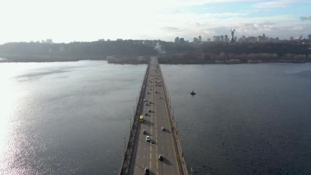 Tráfico pesado de la ciudad en el puente — Vídeos de Stock