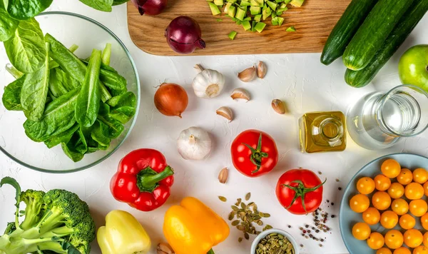 テーブルの上でサラダを作るための野菜です健康的な食事の概念。トップ表示. — ストック写真