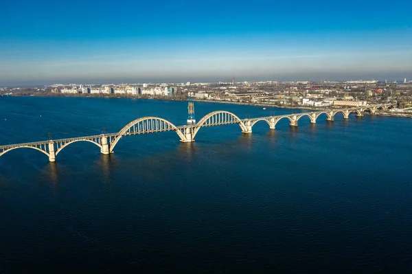 Dnepropetrovsk 'taki Dinyeper Nehri' nin karşısındaki Merefo-Kherson köprüsünün hava panoramik görüntüsü. Dinyeper şehrinin sol yakasının manzarası.