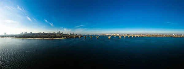 Bela paisagem da cidade ucraniana Dnipro com a antiga ferrovia arco Merefo-Kherson ponte através do rio Dnieper em Dnepropetrovsk, Ucrânia . — Fotografia de Stock