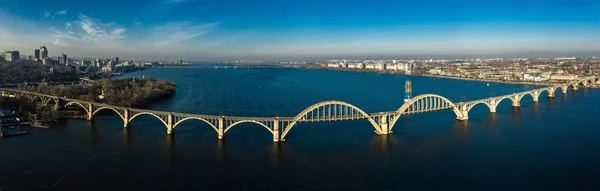 Dnepropetrovsk, Ukrayna 'daki Dinyeper Nehri' nin karşısındaki Merefo-Kherson köprüsünde hava panoramik manzarası