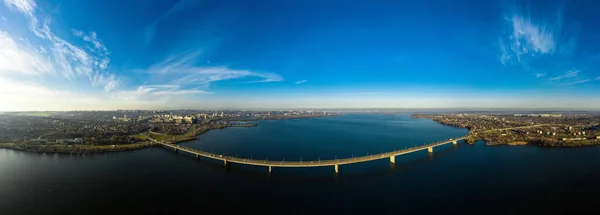 Vista panorâmica aérea sobre a ponte sul através do rio Dnieper na cidade de Dnipropetrovsk . — Fotografia de Stock