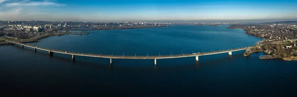 Vista panorâmica aérea sobre a ponte sul através do rio Dnieper na cidade de Dnipro . — Fotografia de Stock