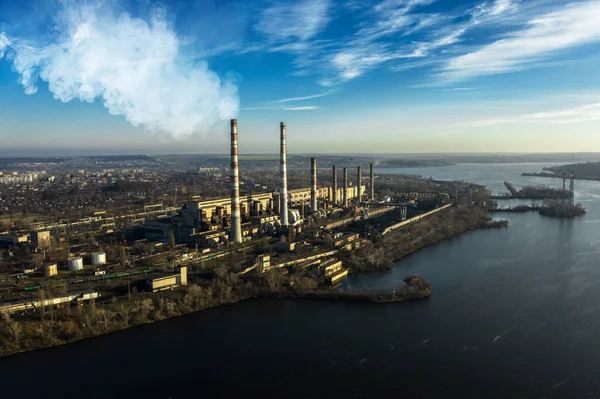 Vista aérea de la Planta Industrial con Tuberías de Fumar en la Ciudad. Zona industrial. Tecnología de limpieza moderna . — Foto de Stock