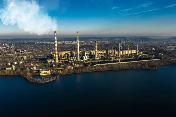 Vista aérea da usina de lixo industrial com cachimbos brancos fumadores na cidade. Zona industrial. Atmosfera, ambiente. Poluição aérea . — Fotografia de Stock