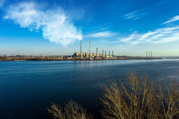 Vista aérea de la Planta Industrial con Tuberías de Fumar en la Ciudad. Zona industrial. Atmósfera, ambiente. Contaminación ambiental . — Foto de Stock