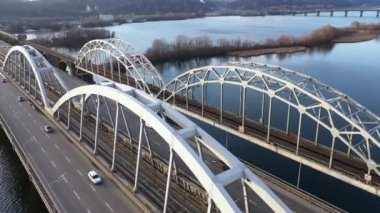 Yukarıdan, Kiev şehir manzarası Dnieper Nehri otomobil ve demiryolu Darnitsky köprüden hava üstten görünüm