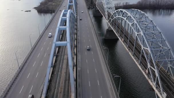 Vista aérea del puente Darnitskiy a través del río Dnipro en Kiev, Ucrania — Vídeo de stock