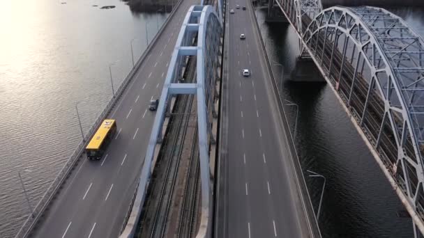 Stadstrafiken på bryggan. Industristad - brotrafik. — Stockvideo