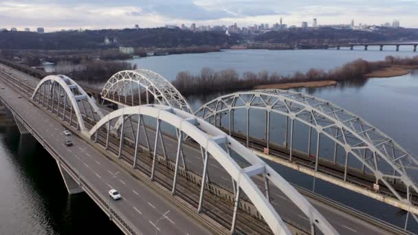 Vista aérea del puente Darnitskiy a través del río Dnipro en Kiev en el invierno . — Vídeos de Stock