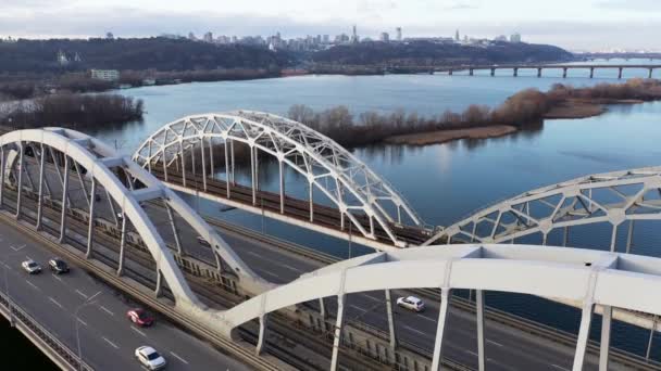 Voando pela ponte de Darnitskiy em Kiev . — Vídeo de Stock