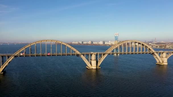 Widok z lotu ptaka na Old Arch Railway Merefo-Kherson Bridge w mieście Dnepr. Przesuń kamerę do tyłu od obiektu.. — Wideo stockowe