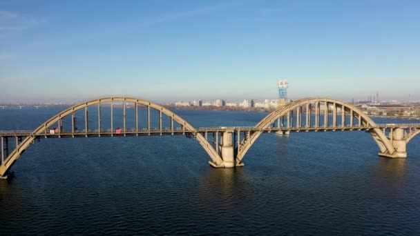 Повітряний вид на староарктичну залізницю Merefo-Kherson Bridge в місті Дніпро. Перемістіть камеру назад від теми. — стокове відео