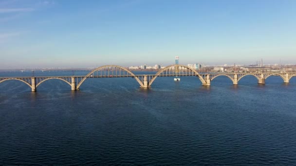 Aerial view of Old Arch Railway Merefo-Kherson Bridge in Dnipro City. Moving camera forward subject. — 비디오