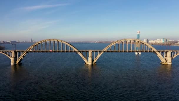 Flygfoto över Old Arch Bridge i Dnipropetrovsk City. Flytta kameran från botten till toppen. — Stockvideo