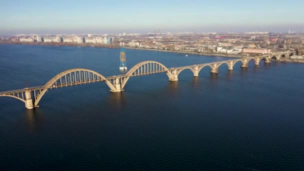 Aerial view of Old Arch Bridge in Dnepr City. Move the camera backward from the subject. — Stock Video