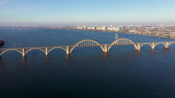 Vista panorámica aérea del antiguo puente de Merefo-Kherson sobre el río Dniéper en Dnepropetrovsk. Seguimiento de la cámara de derecha a izquierda . — Vídeo de stock