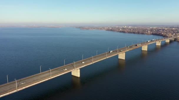 Vista aérea de la orilla izquierda de la ciudad del Dniéper desde el puente sur . — Vídeo de stock