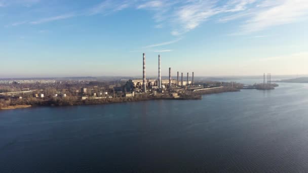 Vista aérea de centrales eléctricas de carbón en una gran área cerca del río . — Vídeo de stock