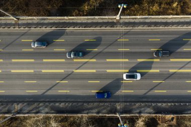 Kışın Magic City Köprüsü 'nde kar olmadan trafik var. Üst Görünüm.