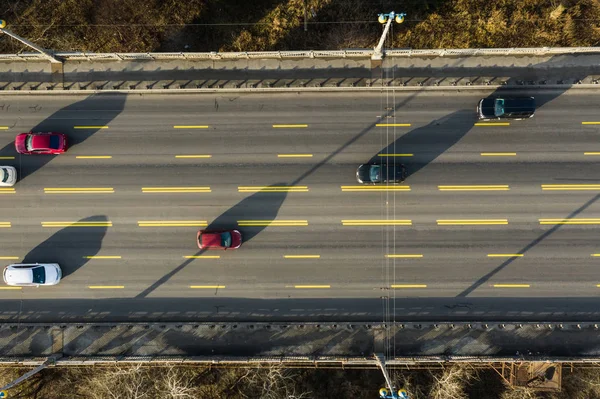 Köprüde trafik var. Üst Görünüm.