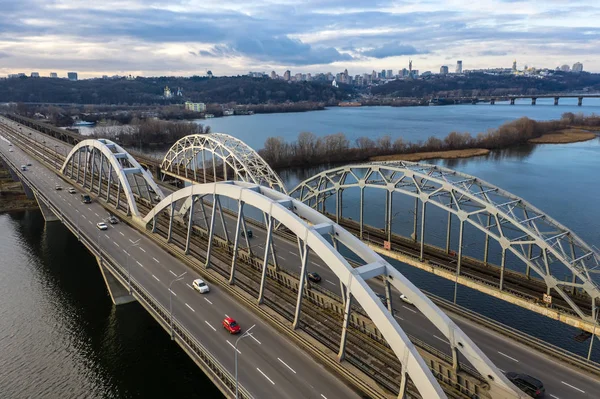 Vista superior aérea do automóvel e da estrada de ferro Ponte de Darnitsky através do rio Dnieper de cima, horizonte da cidade de Kiev — Fotografia de Stock