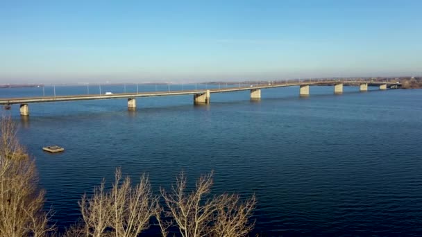 Vista aérea de la orilla izquierda de la ciudad del Dniéper desde el puente sur. Mirando detrás de los árboles . — Vídeos de Stock