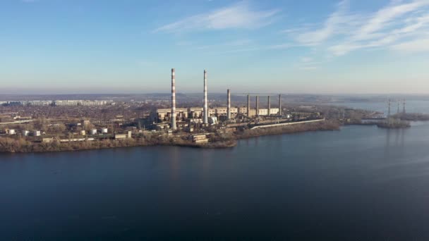 Aerial view of coal-fired power plants in a large area near the river. Camera Tracking from left to right. — Stock Video