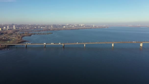 Вид с воздуха на город Днепр. Движение камеры с левого берега на правый берег города . — стоковое видео