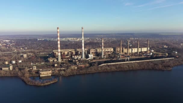 Nehir kenarındaki büyük bir alandaki kömürle çalışan santrallerin havadan görüntüsü.. — Stok video