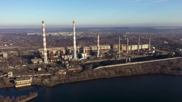 Kömür santralindeki baca borularının hava görüntüsü. Fosil yakıtla elektrik üretimi. — Stok video
