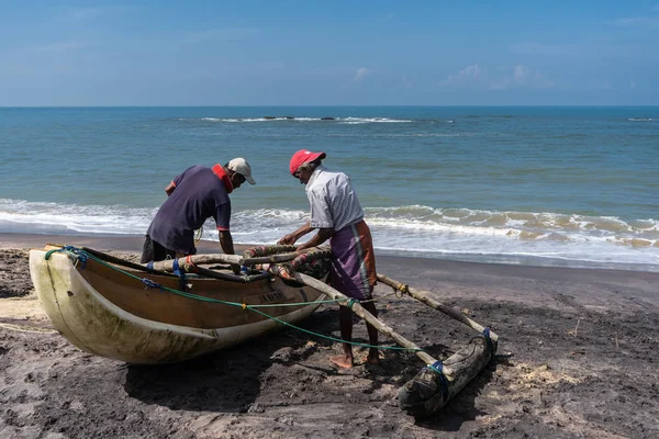 Hikkaduwa, Sri Lanka, November, 2019: Fishermen get the catch from their boat on the beach. — Stock Photo, Image