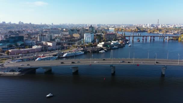 Stadstrafik i Kiev över floden Dnepr nära Podil — Stockvideo