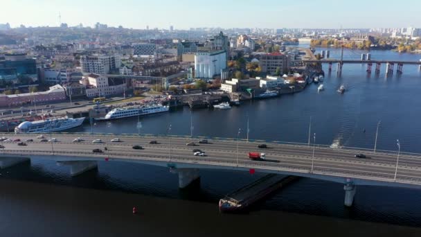 Kargo mavnası Havansky köprüsünün altından geçiyor. Köprüde şehir trafiği. — Stok video