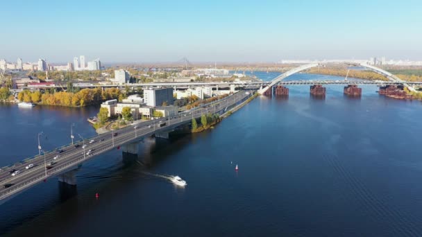 Vista aérea da ponte Havansky e da Península Rybalskyi — Vídeo de Stock