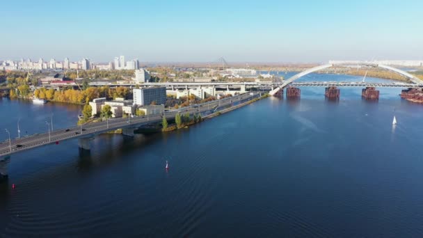 Luchtfoto van onvoltooide brug en Rybalskyi schiereiland — Stockvideo