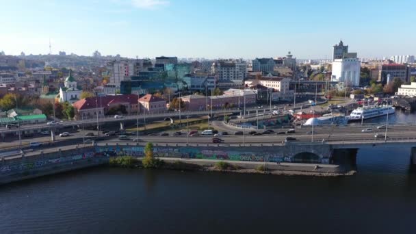 Vista aérea del Podil. Tráfico urbano en Kiev . — Vídeos de Stock