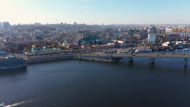 Vue aérienne de la partie historique de Kiev - Podil. Trafic urbain à Kiev .