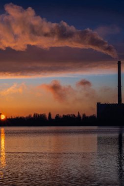 Çevre kirliliği. Göl kenarındaki ocakta.