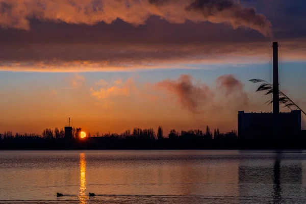 Planta de incineración de basura chimenea al amanecer. Contaminación ambiental . — Foto de Stock