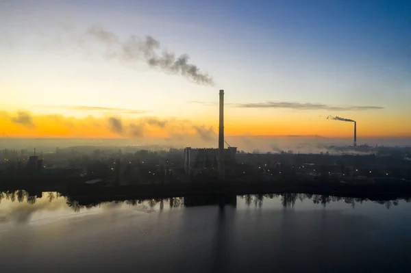 Planta de incineración de basura chimenea al amanecer. Contaminación ambiental . — Foto de Stock