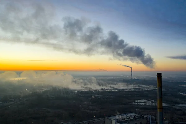 Pileta de humo de la central eléctrica al amanecer. Contaminación ambiental . — Foto de Stock
