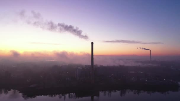 Impianto elettrico Smokestack all'alba, inquinamento ambientale — Video Stock