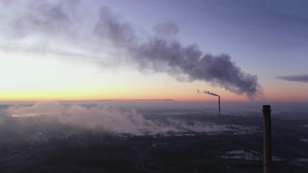 Widok z lotu ptaka na spalarnię odpadów z kominami dymnymi. Zbliżenie. — Wideo stockowe