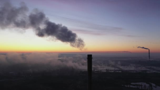 Kouřové komíny při východu slunce v zimě. Znečištění životního prostředí. — Stock video