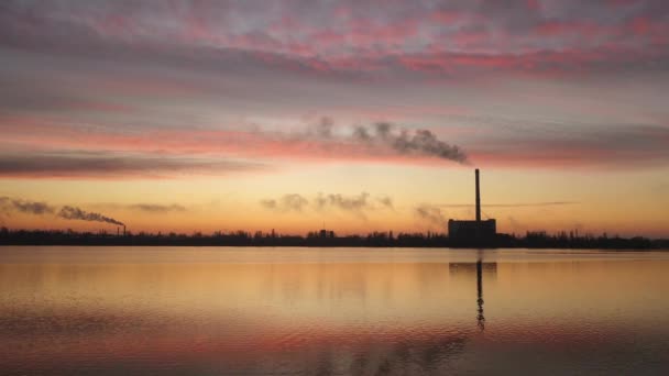 Planta de incineración de basura Smokstack at Golden Sunrise. Contaminación ambiental . — Vídeos de Stock