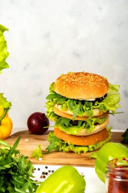 Tahtada pirzola, peynir ve marul ile lezzetli bir hamburger. Yakın plan..